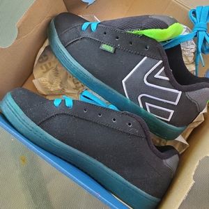 New in box boys * etnies skater shoes